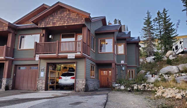 Bright End unit Townhome, priv. hot tub, 2 parking, ski in/out, close village