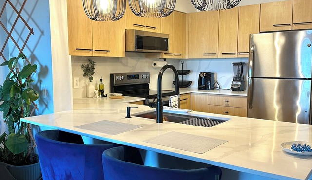 Bright Modern Condo Near SkyTrain & Hospital