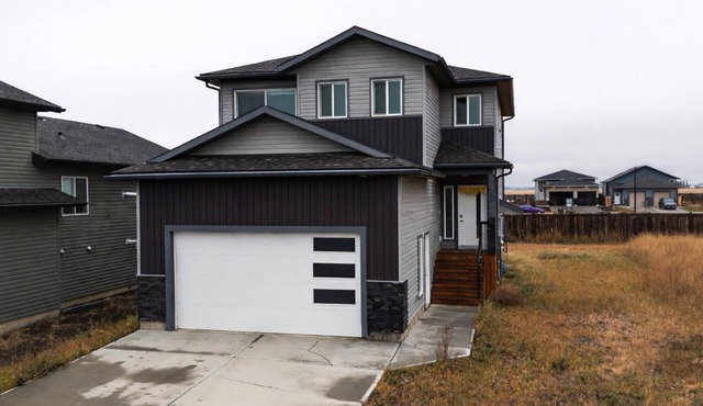 Bright & Modern Private Room – Grande Prairie
