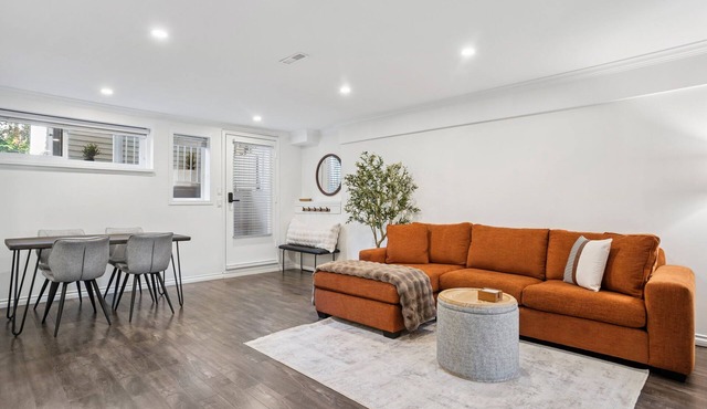 Bright, New & Spacious 1 Bedroom Suite! Family friendly & central to shopping.