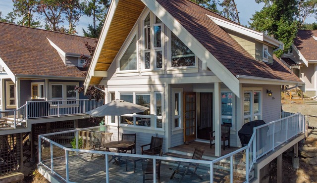 Bright Ocean View Cottage on Pender Island!