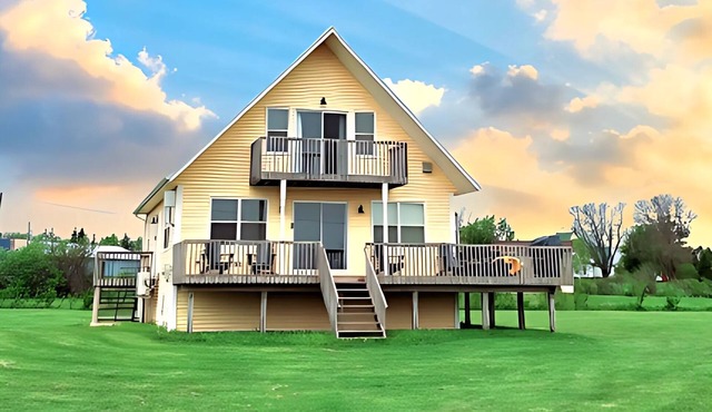 Bright & Spacious 4 + 1 Bedroom Beach House - 10 Minutes from Cavendish.