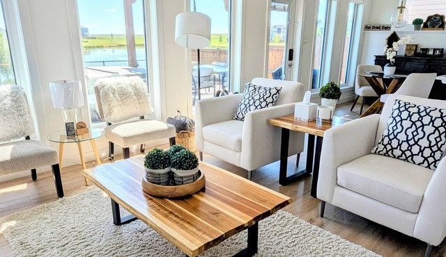 Bright Walk-Out Suite - Kitchenette & Amazing View