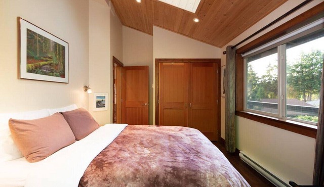 Caboose · Lovely 1-bedroom ocean & mountain views cottage