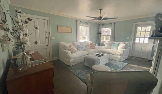 Cape Cod cottage close to Prembroke Creek