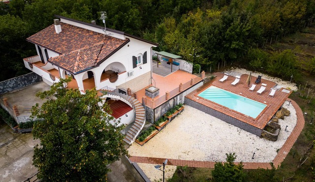 Carbone estate, with swimming pool and private parking.