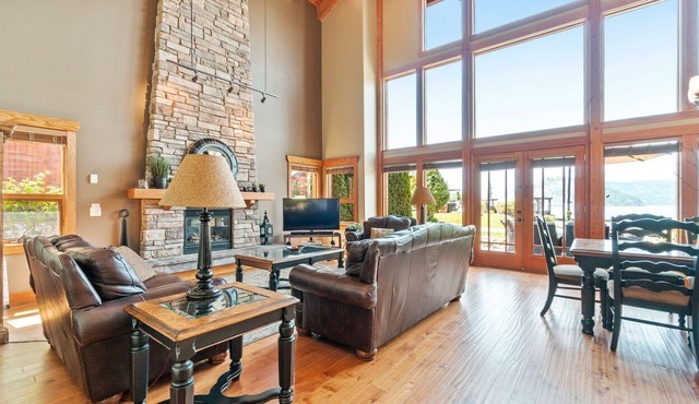 Carmel Beach Private Lodges - Unit #4. Lakefront 4 bedroom unit.