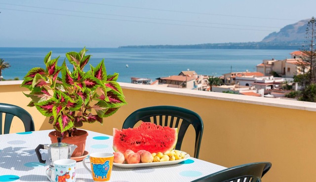 Casa Viola Apartment with Sea View, Terrace and Wi-Fi