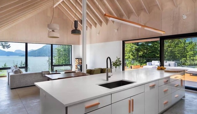 CEDAR HOME with sauna and cold plunge. 45 min drive from vancouver and Whistler!