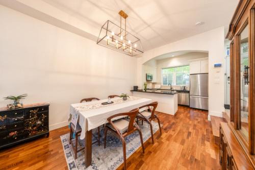 Central 3BR Townhouse Near Oakridge & SkyTrain