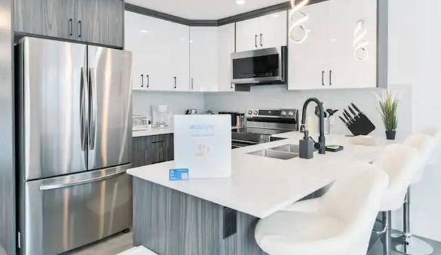 Central Home 2min>DT Core | KING Bed | Fresh Reno!