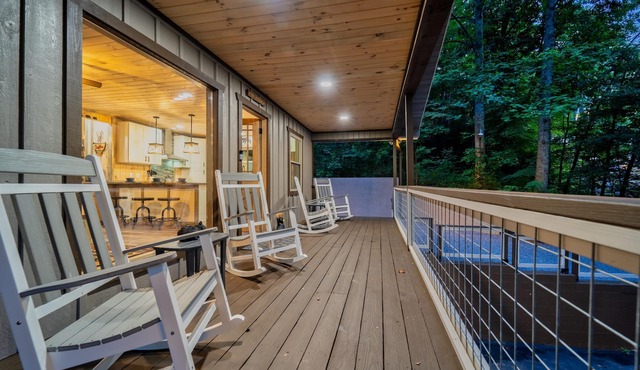 🚘Central Location 👙Hot tub 🌄Great Views🛌Linens🔥Firepit🍳Stocked Kitchen