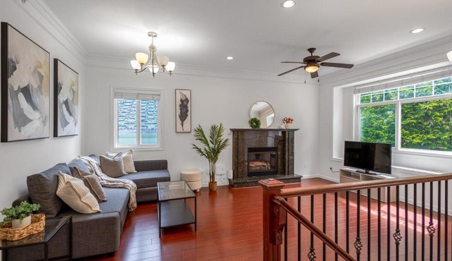 Central Spacious 3 Br Upstairs