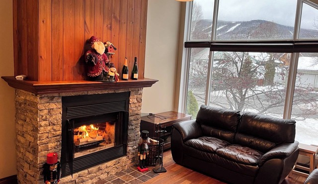 Chalet Mont Sainte Anne with superb view of the ski mountain and wood fireplace