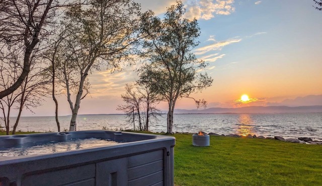 Chalet #2 Waterfront with Spa, Fireplace, Wifi & AC