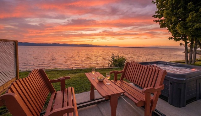 Chalet #8 Waterfront | Spa | Fireplace | Wifi | AC