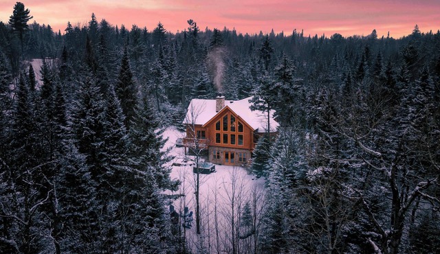 Chalet Blue Jay at Fiddler Lake with hot tub, sauna, and private pool.