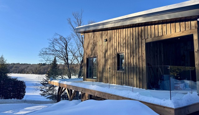 CHALET DU COLONEL BARRON – Grand chalet neuf au bord de l’eau