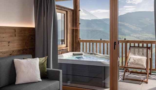 Chalet Mountain with Mountain Views, Sauna, Hot Tub and Wi-Fi