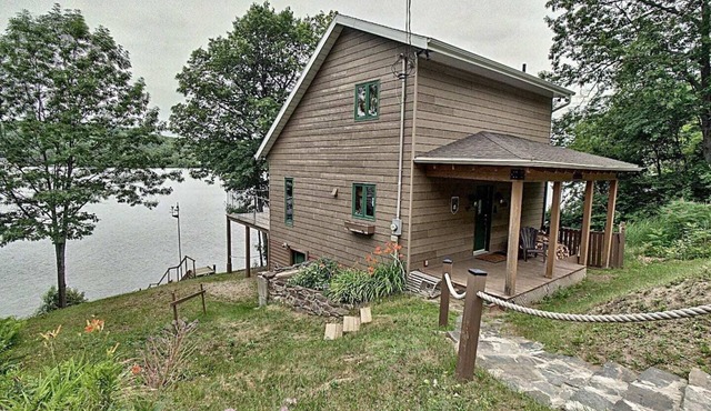 Chalet rustique au bord de la rivière St-Maurice, bâteau, ski, motoneige