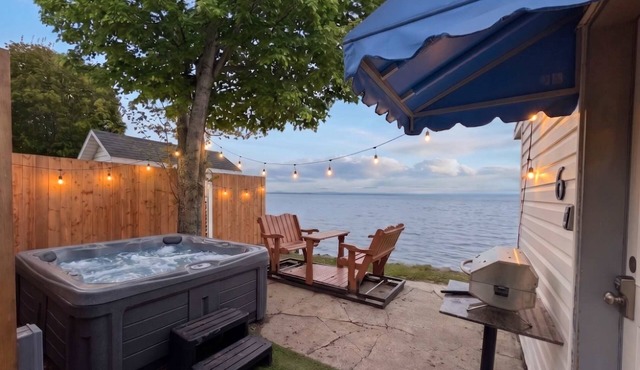 Chalet Studio #6 Waterfront with Spa, Fireplace & Wifi