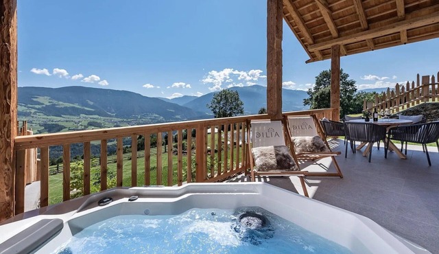 Chalet Sunrise with Mountain Views, Sauna, Hot Tub and Wi-Fi
