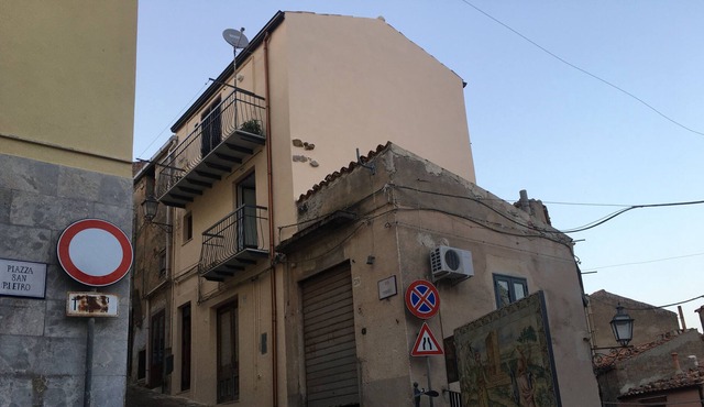 CHARACTERISTIC HOUSE IN THE HILLS ON TWO LEVELS COMPLETELY RENOVATED