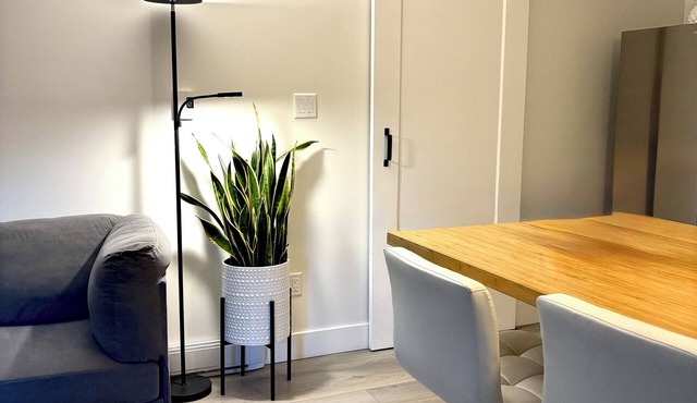 Charming 1 bdrm garden suite with laundry just 5 km from ferries and hospital!