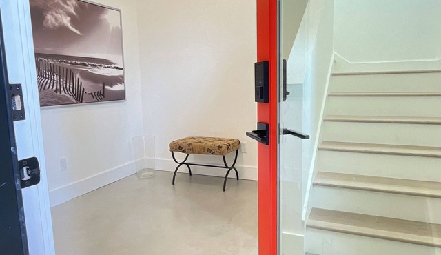 Charming 1-bedroom apartment in Roberts Creek with WiFi.