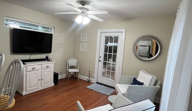 Charming 2-bedroom house w patio, outdoor shower, fire pit, in St. Simons Island