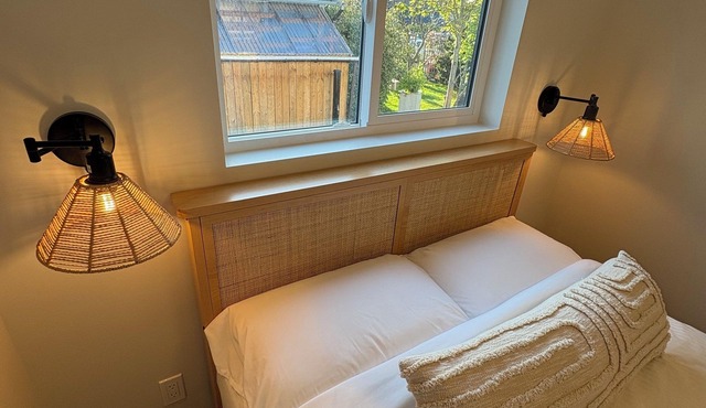 Charming 2-bedroom Home with outdoor Steam Sauna & Gas Firebowl Campbell River