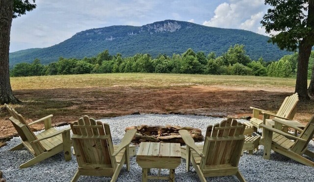 Charming 2-bedroom farmhouse with an awesome view minutes from Hanging Rock