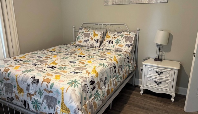 Charming 2-bedroom house with AC, WiFi in welcoming Elon