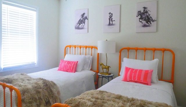 Charming 2-bedroom pool house on scenic estate - your perfect getaway!