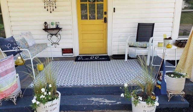 Charming 2-bedroom vintage cottage with WiFi, a/c, and other popular amenities.