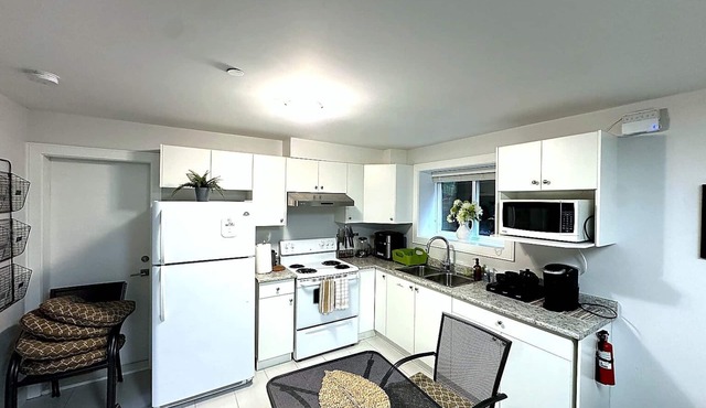 Charming 2 BR 1BA Basement suit in White Rock with WiFi