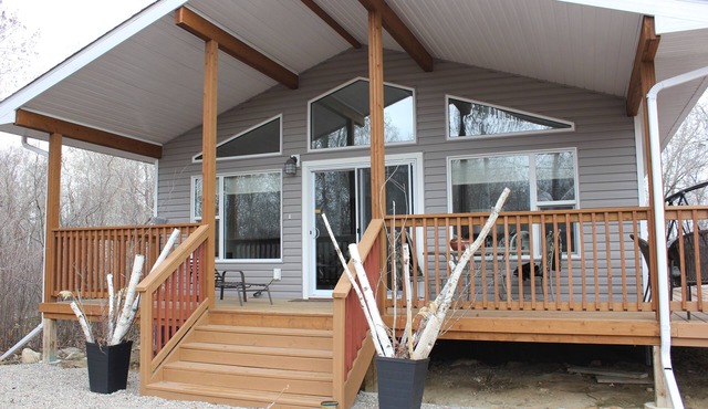 Charming 3-bedroom cottage with WiFi and AC in fabulous Hillside/Victoria Beach