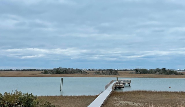 Charming 3-Bedroom Retreat with Waterway Access in Hampstead, NC. Hideaway Haven