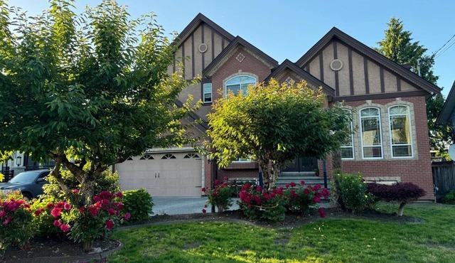 Charming 4-bedroom house with WiFi and AC in Surrey