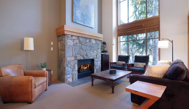 Charming 4BR/5BA on Golf Course w/Private Garage