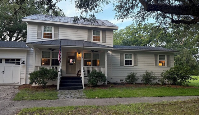 Charming 5-bedroom coastal cottage walking distance to downtown, park & landing