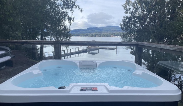 Charming Cabin on Sproat Lake Hottub/Romantic getaway for Couples