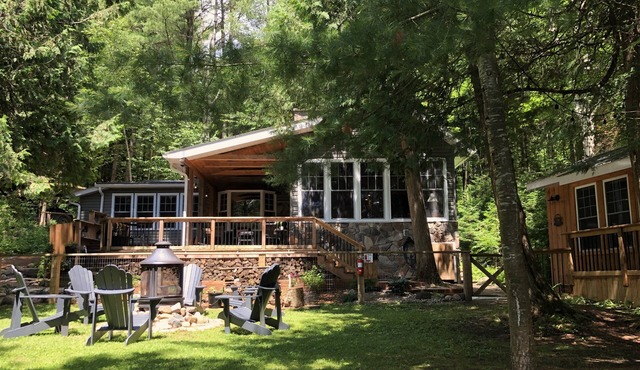 Charming Cottage with: Hot Tub; Deck; Wi-Fi; A/C; BBQ; Firepit; Dock: Pets OK!