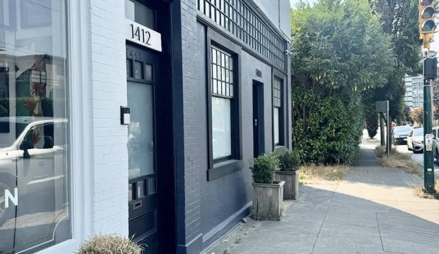 *Charming high-ceiling Home in South Van w/YARD!