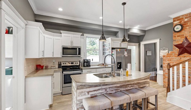 Charming Historic Home in Downtown Carthage – Walk to Coffee, Breweries & More!