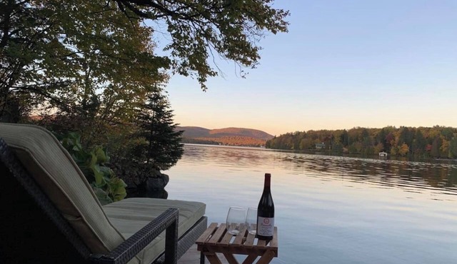 Charming lakefront cottage w/incredible view! WoW