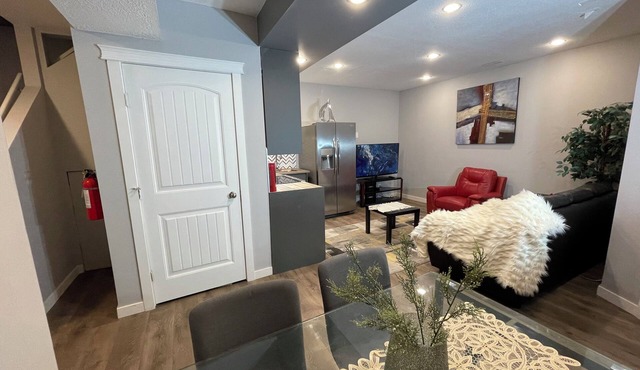 Charming Legal Suite Ensuite BSMT, Two Beds, Two Baths