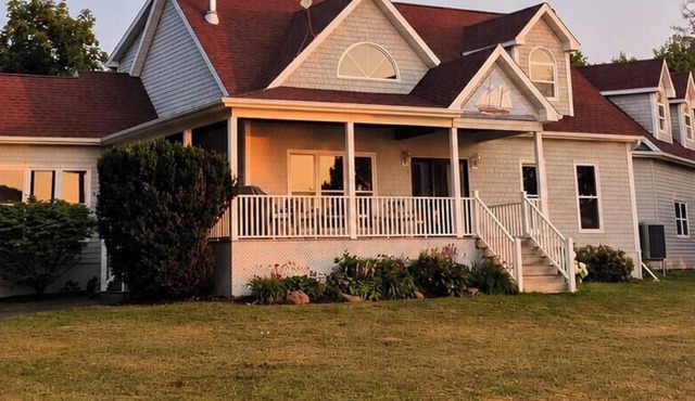 Charming Oceanfront 4 br with Private Beach Access. Pet-Friendly!