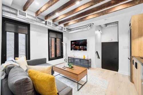Charming Parkdale Apt Private Patio Sleeps 4