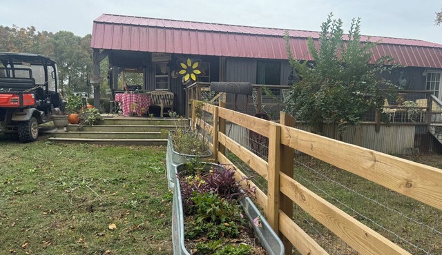 Charming pet friendly 2-bedroom cabin in lovely Monroe with WiFi, AC